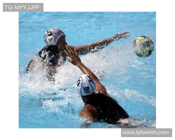 女子水球对决中国队挑战匈牙利队争夺世界冠军荣耀